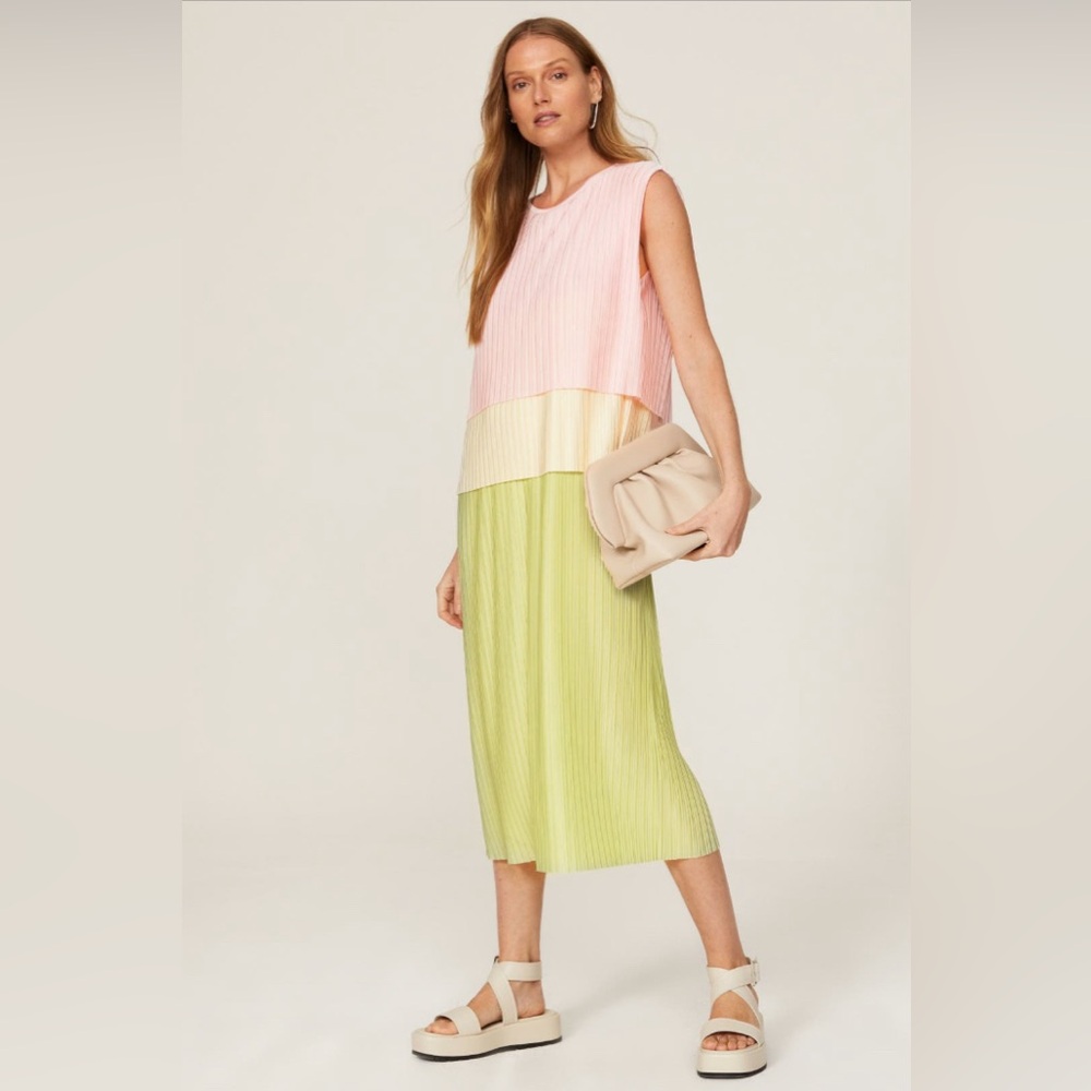 BOSS Pastel Dress, size L. Easy to wear and bump friendly!